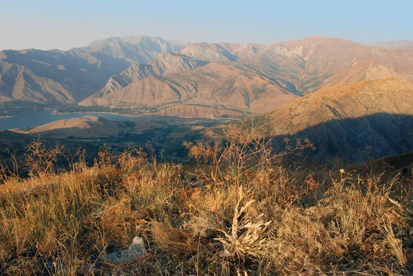 Sonbaharda, Ağustos 'ta dağlarda, batı Tien Shan dağlarında manzara. Özbekistan