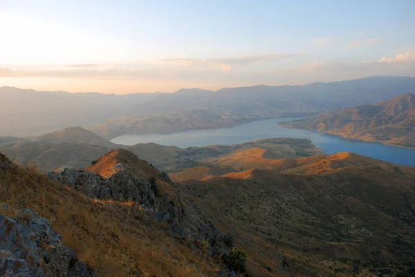 Sonbaharda, ağustosta Tien Shan 'ın batısındaki dağlarda portakal rengi şafak söker. Özbekistan