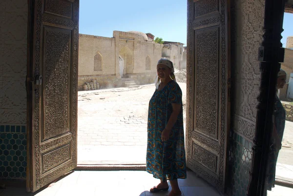 Starší Uzbecká Žena Pozadí Starobylých Dveří Taškentu Uzbekistán — Stock fotografie