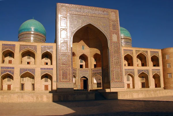 Facciata Della Madrasa Araba Miri Bukhara Con Mosaici Ceramica Uzbekistan — Foto Stock