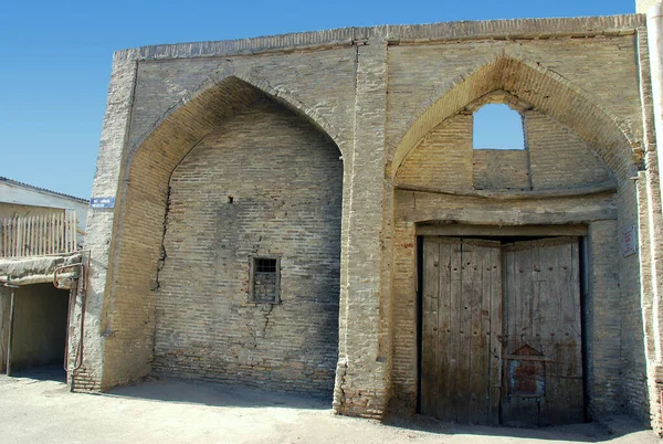 Oude Witte Bakstenen Bogen Bukhara Met Houten Poorten Tasjkent Oezbekistan — Stockfoto