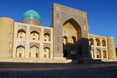 Buhara 'da seramik mozaikli Miri Arap Madrasah cephesi. Özbekistan