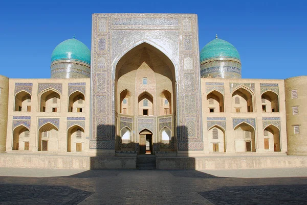 Buhara 'da seramik mozaikli Miri Arap Madrasah cephesi. Özbekistan