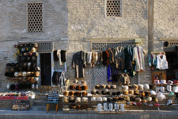 Obchod Oblečením Luxusními Kožešinami Ulicích Bukhary Uzbekistán — Stock fotografie