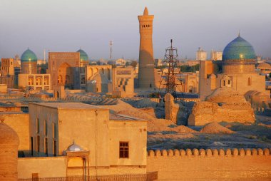 Günbatımında Buhara 'daki Ark kalesinden Kalyan minaresine kadar. Özbekistan
