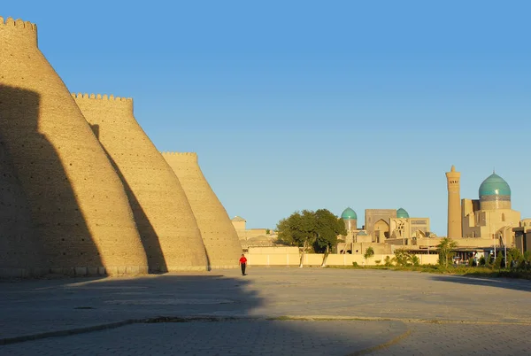 Günbatımında Kalyan minaresinde Buhara 'daki Ark kalesinin panoraması. Özbekistan