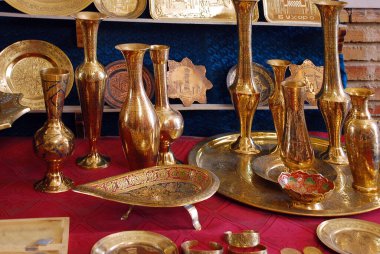Buhara 'da kovalayan bir sürü parlak, Asyalı metal kap. Özbekistan