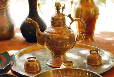 Buhara 'da kovalayan parlak Asya metal aletleri. Özbekistan