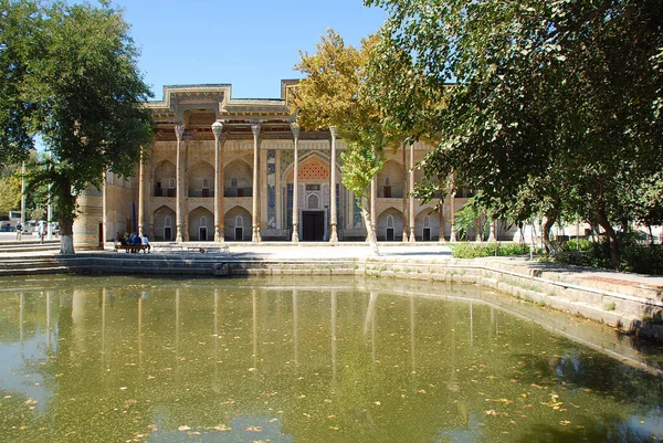 Buhara 'daki göletin karşısındaki Bolo-Khauz kompleksinin manzarası. Özbekistan