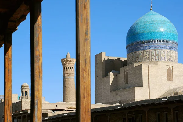 Kalon camiinin bir parçası ve Buhara 'daki Mir-i-Arap Madrasah. Özbekistan