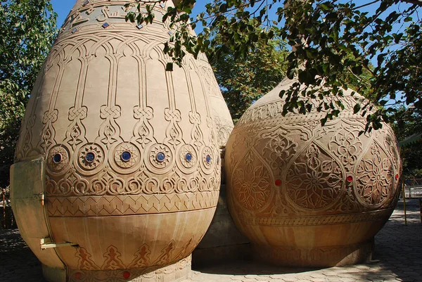 Dois Jarros Gigantes Com Ornamentos Barro Parque Bukhara Usbequistão — Fotografia de Stock