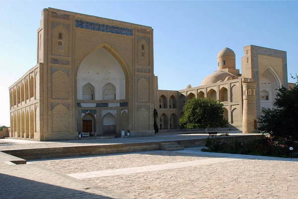 Buhara yakınlarındaki Sumitan köyündeki Chor-Bekr şehir mezarlığı. Özbekistan
