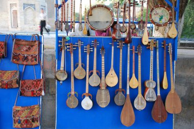 Buhara 'da müzik aletleri ticareti. Özbekistan