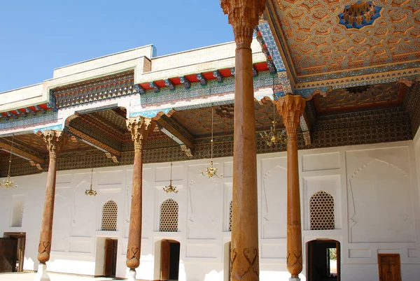 Buhara 'daki Bahauddin Nakshbandi' nin Cuma Camii mozolesinin ahşap tavanı. Özbekistan