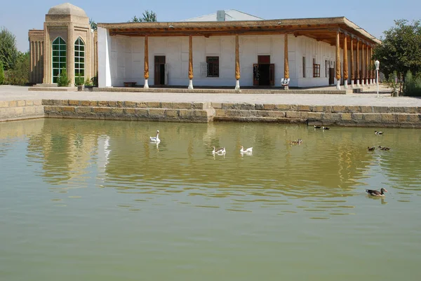 Göl ve Buhara 'daki Ark Kalesi' ndeki Cuma Camii. Özbekistan