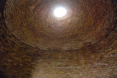 Antik Şehir 'deki antik kubbede uçaksavar deliği. Özbekistan