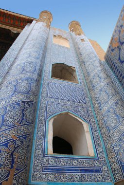 Ichan-Kala 'daki Tash-Khauli Sarayı' nda mozaiklerle dolu eski bir cephenin bir parçası. Khiva şehri. Özbekistan