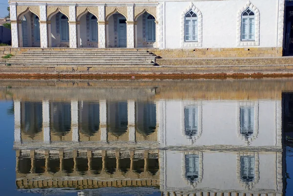 Отражение Озере Белый Летний Дворец Ситорай Мохи Хоса Является Загородной — стоковое фото