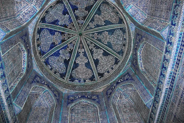 Pahlavan Mahmud mozolesinde 3 mezarı olan odanın tavanı. Khiva. Özbekistan