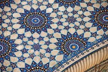 Özbekistan 'ın Semerkant kentindeki Registan Meydanı' ndaki Ulugbek Madrasah binasındaki mozaik