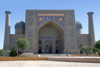 Semerkant 'taki Sherdor Madrasah' ın ana manzarası. Özbekistan