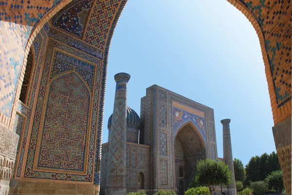 Utsikt Över Sherdor Madrasah Från Bågen Samarkand Uzbekistan — Stockfoto