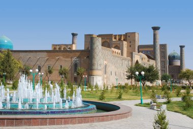 Registan Meydanı, Semerkand 'daki Ulugbek Madrasah' ın önündeki yeni parkta çeşme. Özbekistan