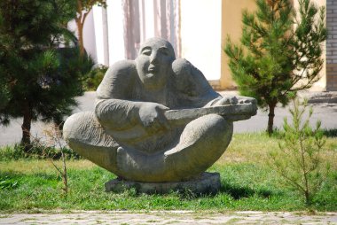 Semerkand caddesinde bir heykel - şişman, komik ve komik bir Özbek Rubab çalıyor. Özbekistan