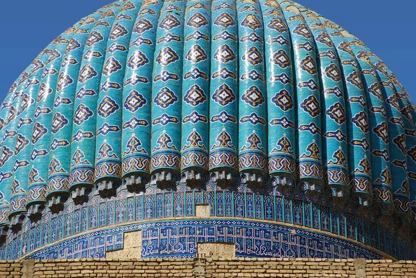 Bibi-Khanum Camii 'nin kubbesi, Semerkand' daki Bibi-Khanum 'da yıkım izleri. Özbekistan