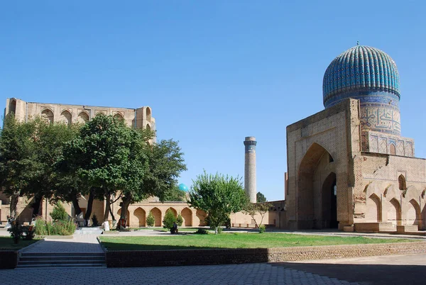 Küçük bir cami. Bibi-Khanum katedrali camisi ve antik duvar. Özbekistan