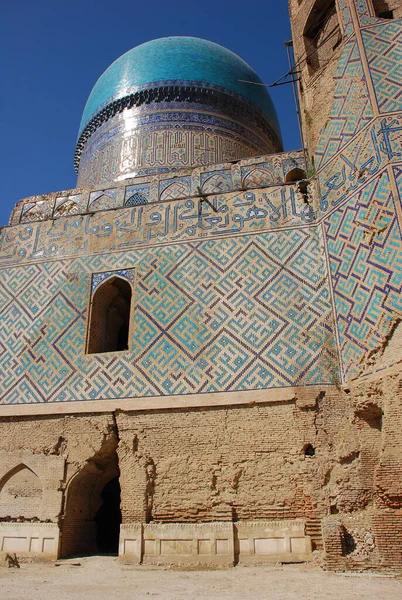 Bibi-Khanum katedrali camisi ve antik duvar. Özbekistan