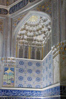 Semerkand. Shirinbek Oko-Şirin Bek namı diğer Şirin-Beka-aka 'nın Shakhi-Zinda mezarlığının bir parçası. Özbekistan