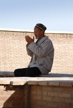 Semerkant adında yaşlı bir Özbek sokakta namaz kılıyor. Özbekistan
