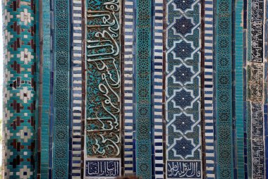 Semerkand. Semerkand asilzadesi Shakhi-Zinda 'nın mozoleleri içinde Tuman-Oko mozolesinin ön cephesinin bir parçası. Özbekistan