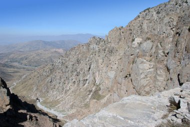 Tien Shan dağlarındaki yamaçtan gelen patikanın görüntüsü. Özbekistan