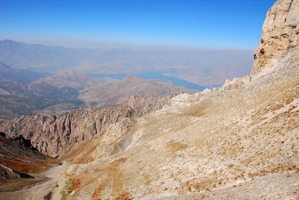 Sonbahar, sonbaharda Tien Shan 'da güneşli bir yamaç. Özbekistan