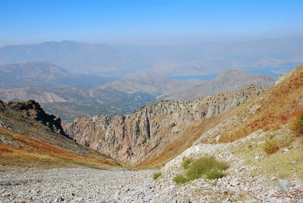 Sonbaharda Tien Shan tepeleri arasındaki çamur akışının manzarası. Özbekistan