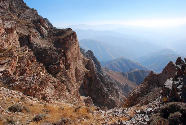Sonbaharda Tien Shan 'daki dağların ve vadinin pembe manzarası. Özbekistan