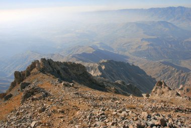Sonbaharda Tien Shan 'daki dağların tepesinden manzara. Özbekistan