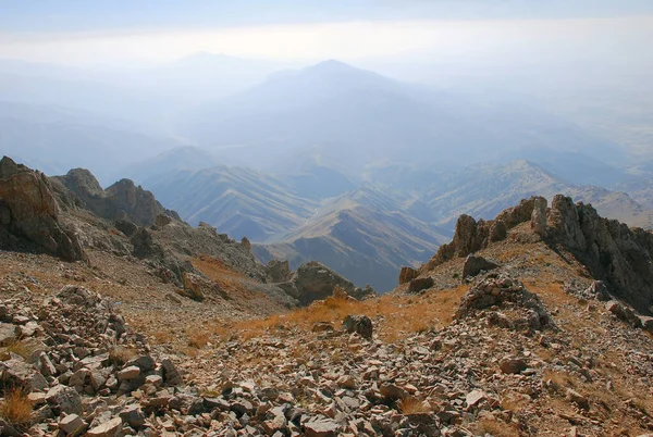 Sonbaharda Tien Shan 'daki dağların tepesinden manzara. Özbekistan