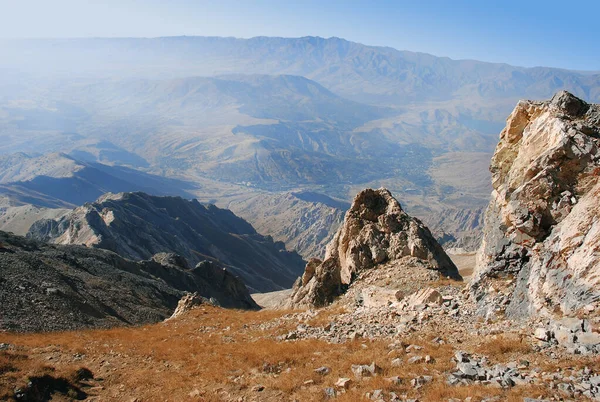 Sonbaharda Tien Shan 'daki dağların tepesinden manzara. Özbekistan