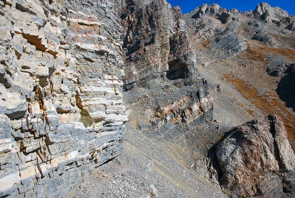 Sonbaharda Tien Shan 'daki dağlarda katmanlı kayalar. Özbekistan