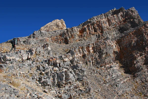 Sonbaharda Tien Shan 'daki dağlarda katmanlı kayalar. Özbekistan