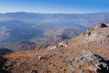 Tien Shan dağlarının manzarasının arka planında patika var. Özbekistan