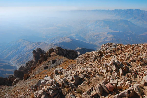 Rocher Sur Fond Panorama Des Montagnes Tien Shan Ouzbékistan — Photo