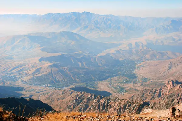 Sonbaharda Tien Shan 'daki dağların tepesinden manzara. Özbekistan