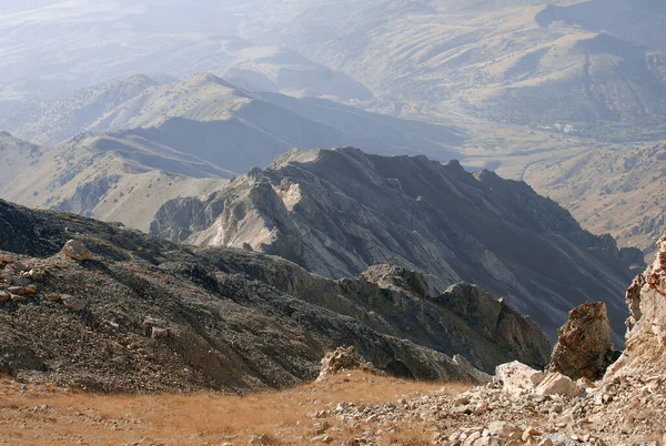 Sonbaharda Tien Shan 'daki dağların tepesinden manzara. Özbekistan
