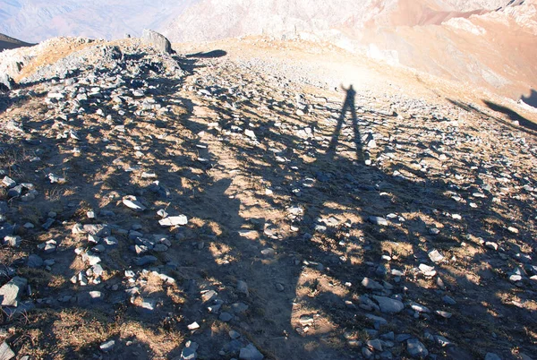 Lunga Ombra Dell Uomo Sui Pendii Rocciosi Dei Monti Tien — Foto Stock