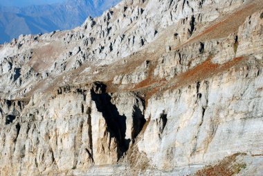Sonbaharda Tien Shan 'daki dağlarda zapt edilemez kaya. Özbekistan