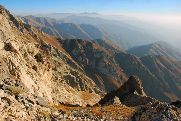 Sonbaharda Tien Shan 'daki dağlarda akşamları portakal kayaları. Özbekistan